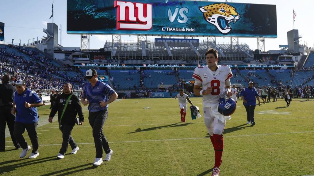 Daniel Jones player props odds, tips and betting trends for Week 8 | Giants vs. Seahawks