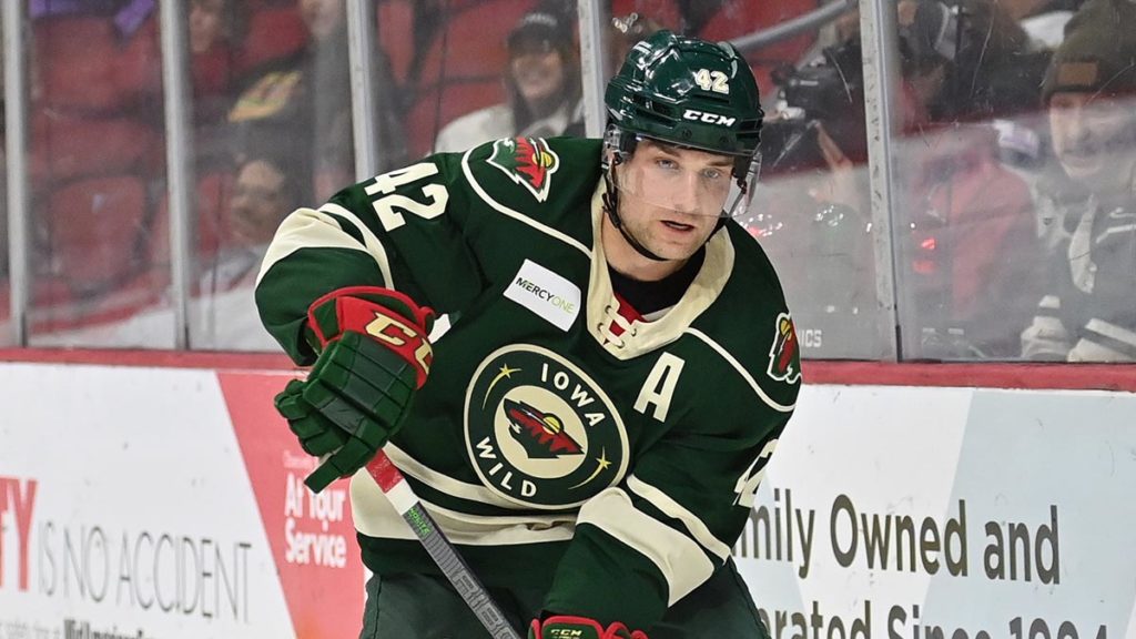 Canucks sign Rau to AHL deal