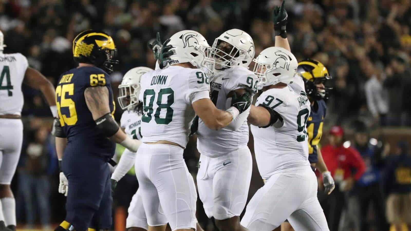 Michigan State players beat up Michigan player inside tunnel