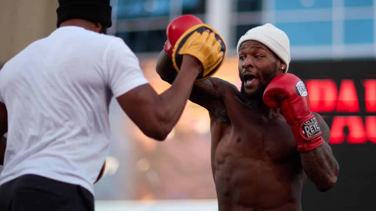 With 'one-percent chance' of returning to football, Le'Veon Bell looks to 'prove people wrong' in boxing match vs. Uriah Hall