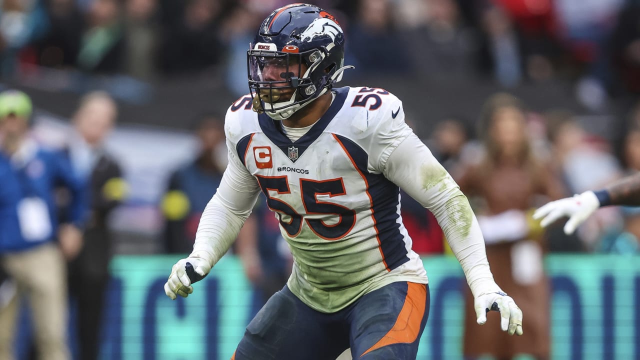 Broncos trading pass rusher Bradley Chubb to Dolphins for 2023 first-round pick, RB Chase Edmonds