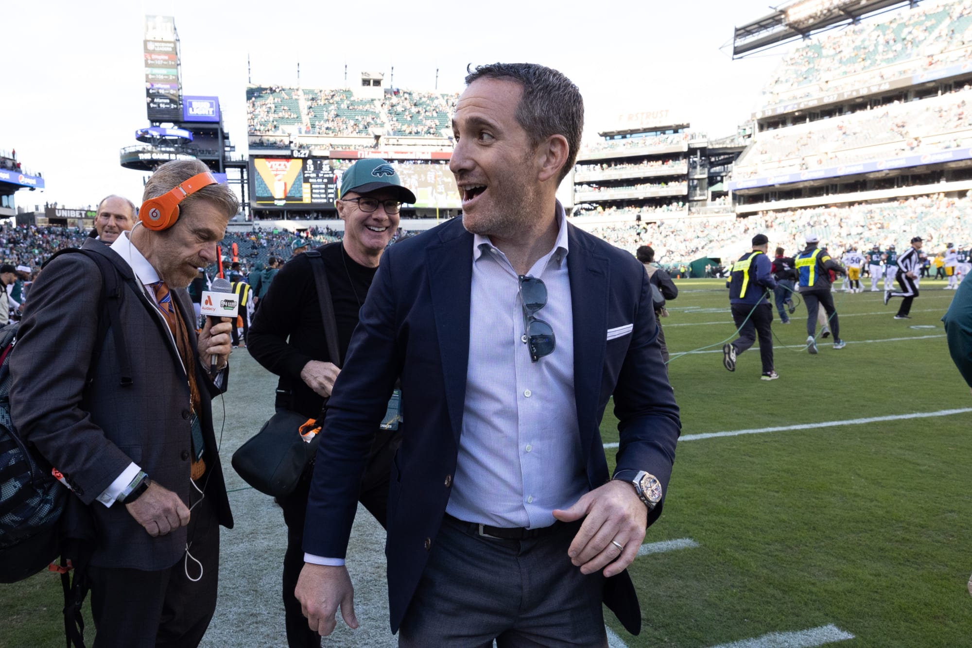 Howie Roseman gets in hilarious NSFW altercation with Eagles fan over sign (Video)