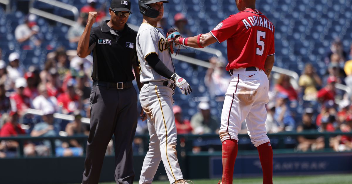 Atlanta Braves acquire INF Hoy Park from Boston for cash considerations