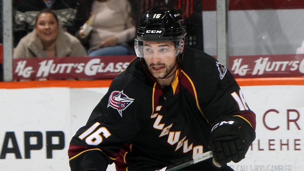 Blue Jackets sign Richards