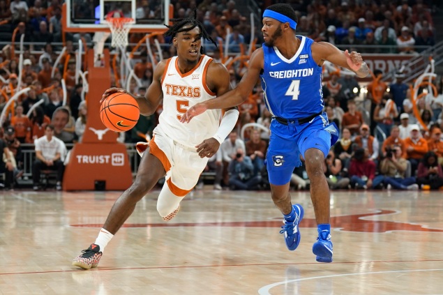 Carr scores 19, No. 2 Texas beats No. 7 Creighton 72-67