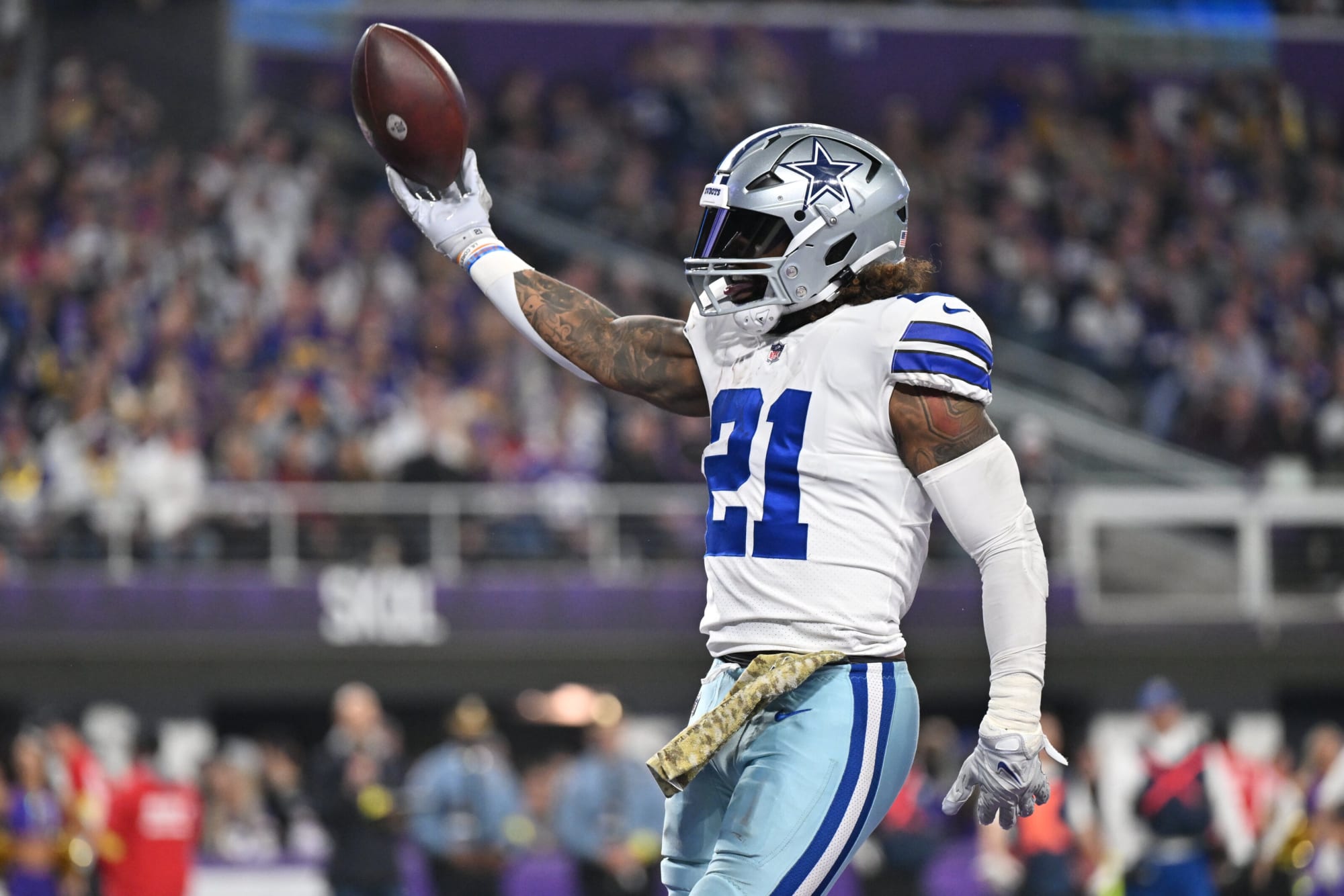 Ezekiel Elliott finds end zone, fade Sam Darnold