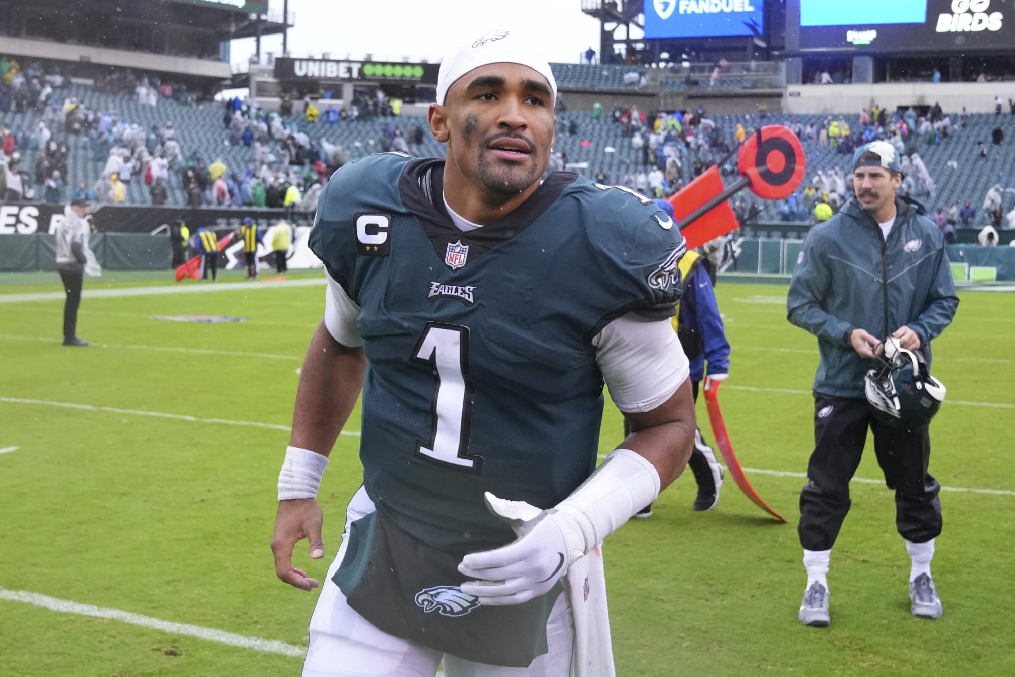 Jalen Hurts completely shrugs off Micah Parsons shading QB