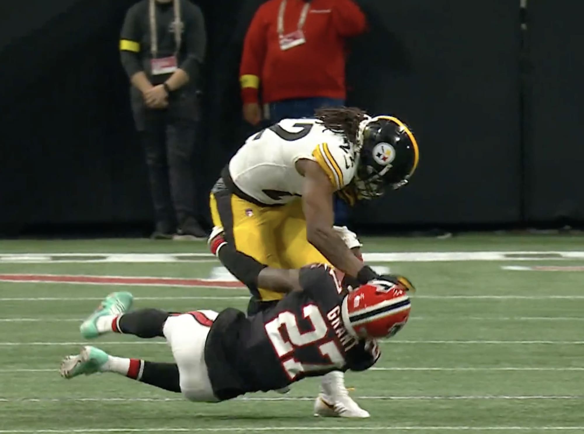 Najee Harris delivered a brutal stiff arm to Falcons defender (Video)