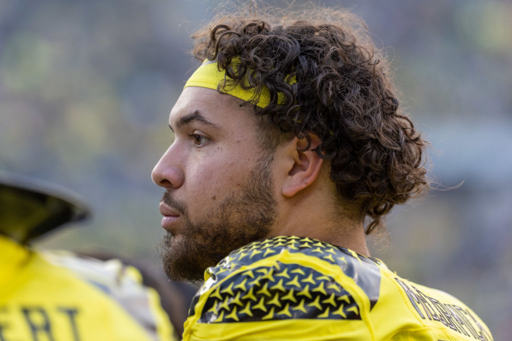 Oregon Tight End Considers 8th (!!) Year Of CFB After Courageous Career