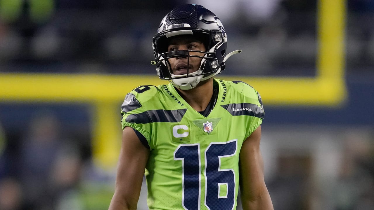 Seahawks WR Tyler Lockett suffers broken finger in loss to 49ers; uncertain if he will return this season