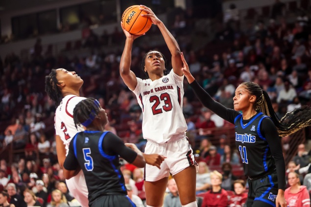 South Carolina tops women’s AP Top 25, Kansas cracks poll