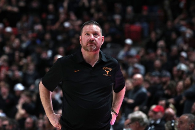 Texas coach Beard's fiancée says he didn't strangle her