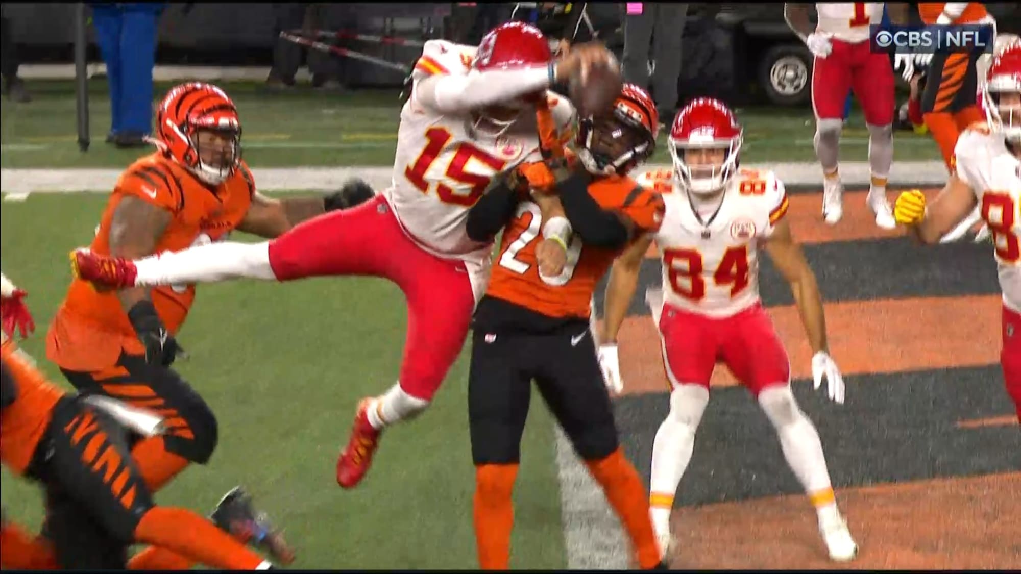 Watch Patrick Mahomes insane slam dunk TD run from all angles (Video)