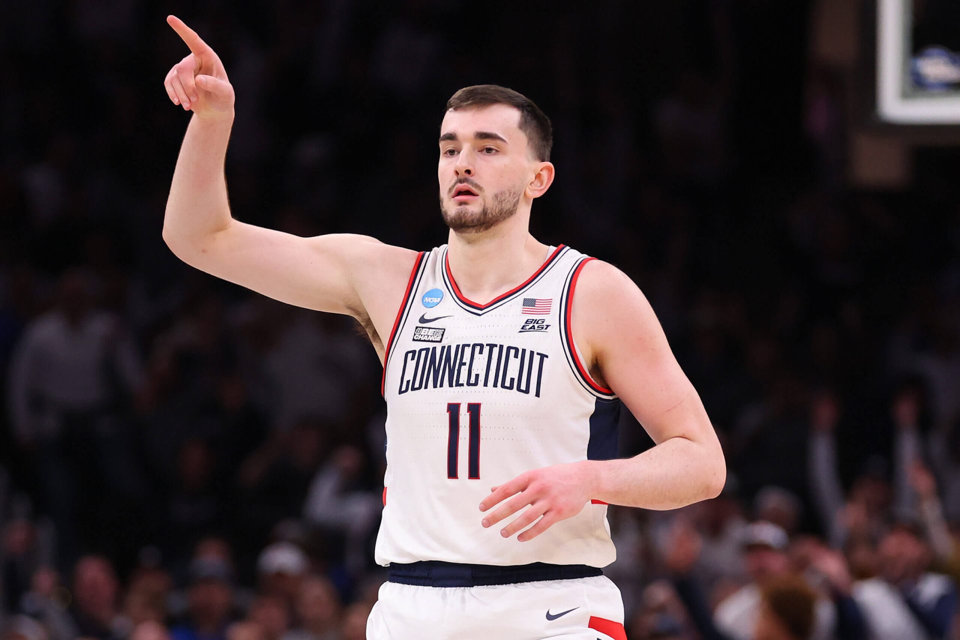 UConn vs. Illinois expert picks: Spread, odds, projections for Elite Eight matchup
