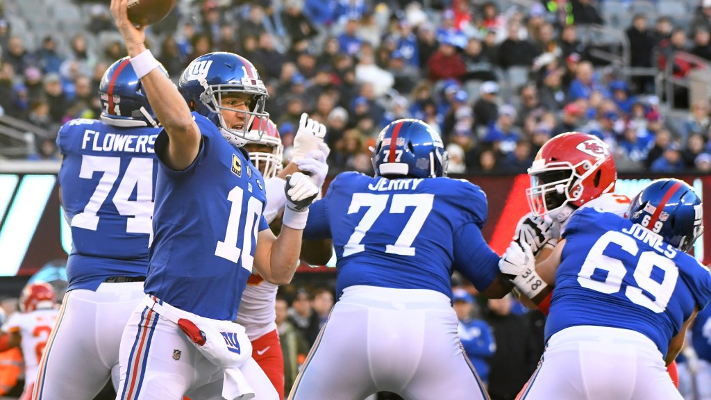 Eli Manning playfully taunts Patrick Mahomes with Gotham FC ring