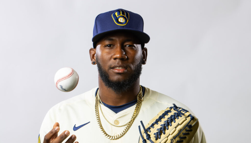 Brewers To Select Enoli Paredes