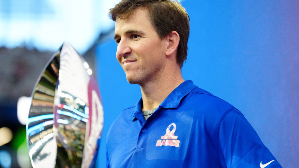 Eli Manning joins Morgan Wallen on MetLife Stadium stage