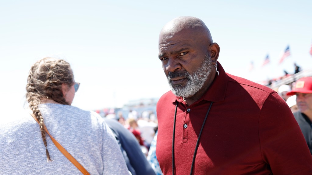 Giants legends Lawrence Taylor, Ottis Anderson speak at Trump rally
