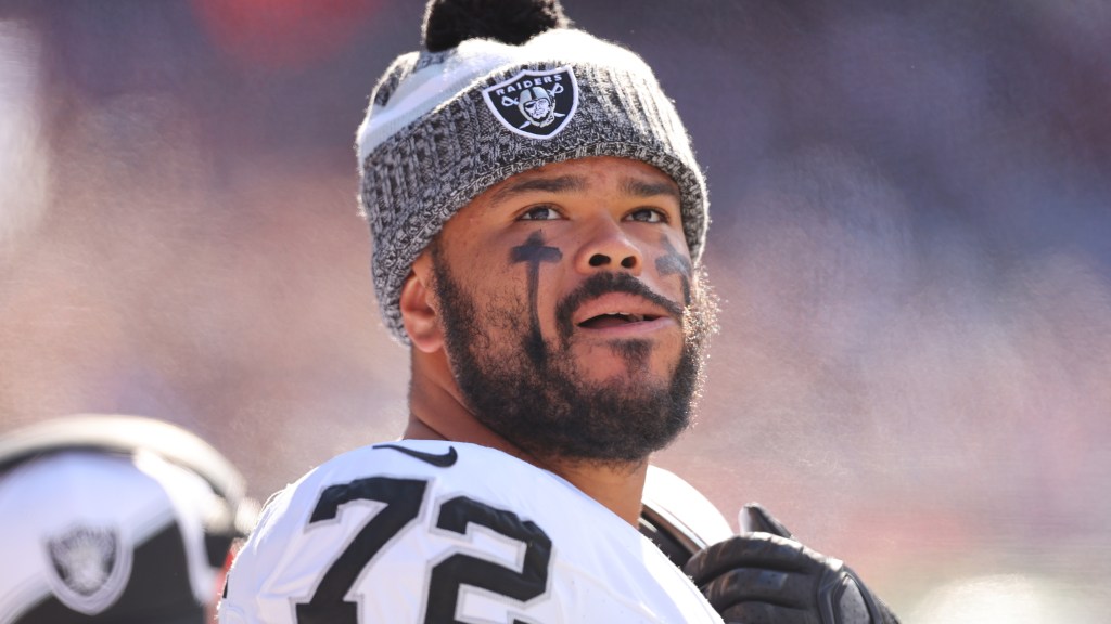 New York Giants’ Jon Runyan working at RG, Jermaine Eluemunor at LG