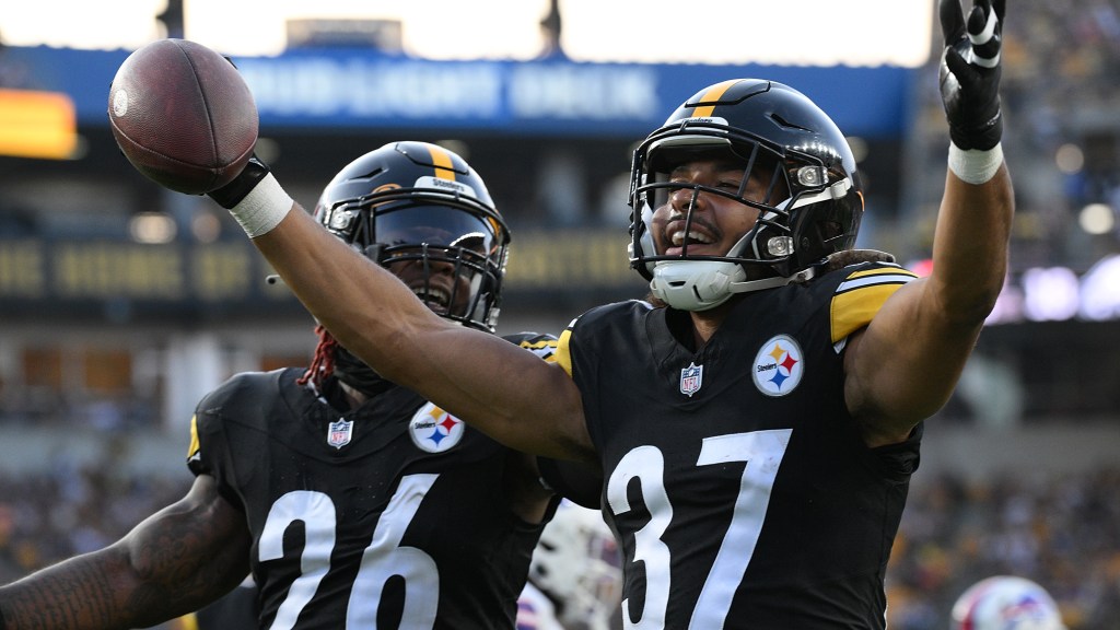 New York Giants sign DB Elijah Riley, waive RB Gary Brightwell