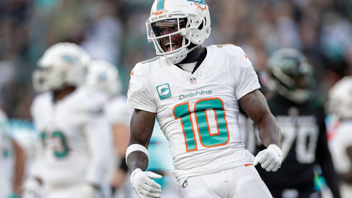Raiders' Davante Adams, Dolphins' Tyreek Hill dominate in the red zone