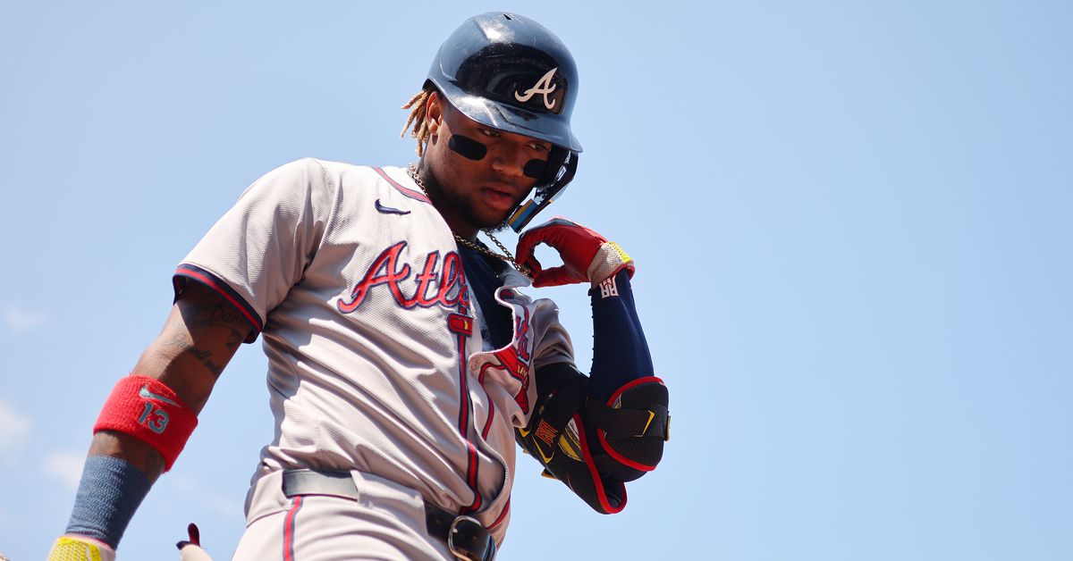 Ronald Acuña Jr. leaves game with apparent knee injury (UPDATED)