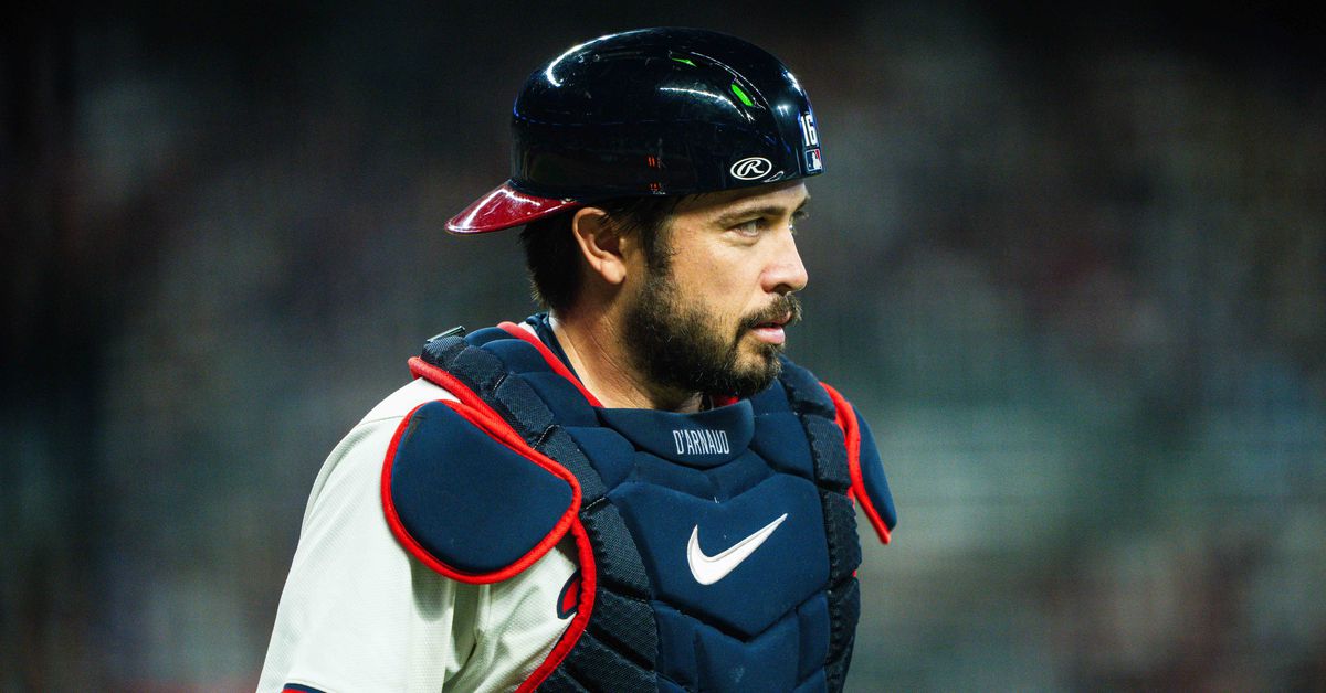 Travis d’Arnaud leaves game with dizziness