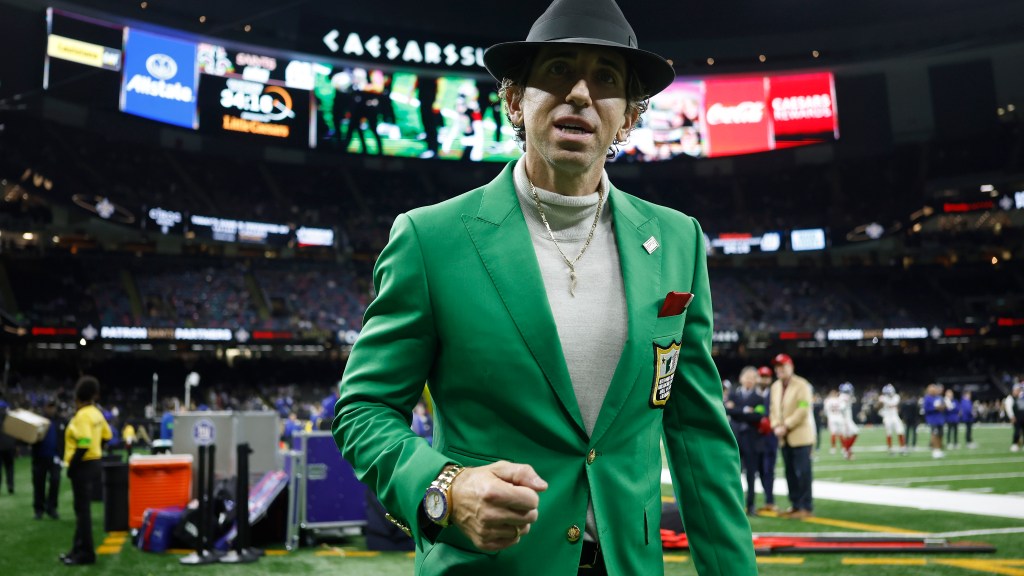 Agent of New York Giants QB Tommy DeVito gifts Pope Francis a football