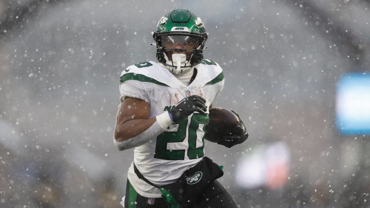 Jets' Breece Hall says Christian McCaffrey 'sets the standard' for RBs, wants to see 'where I stand' compared to him