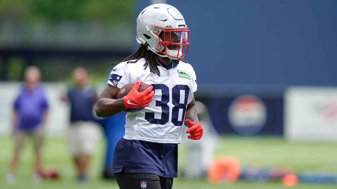 Patriots' Jerod Mayo lauds Rhamondre Stevenson as 'one of the better backs in the league' amid contract talks