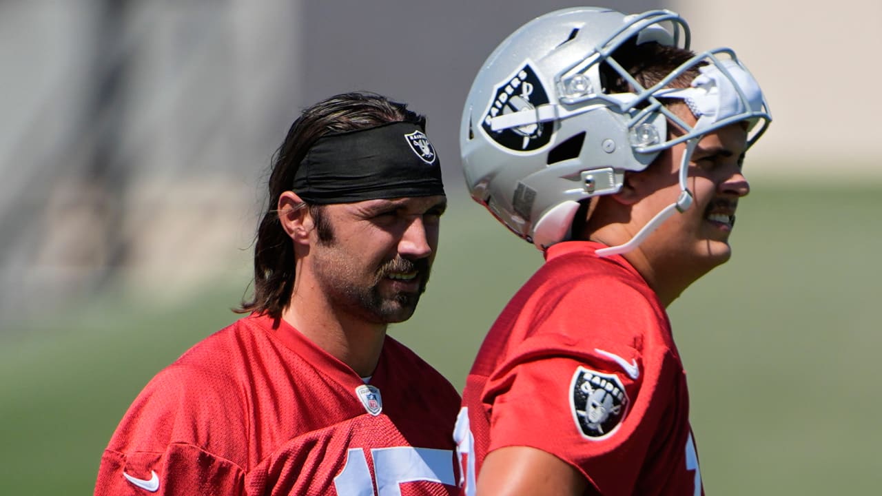 Antonio Pierce wants Raiders QBs to 'stop with the baby steps' in camp competition: 'Be the guy'