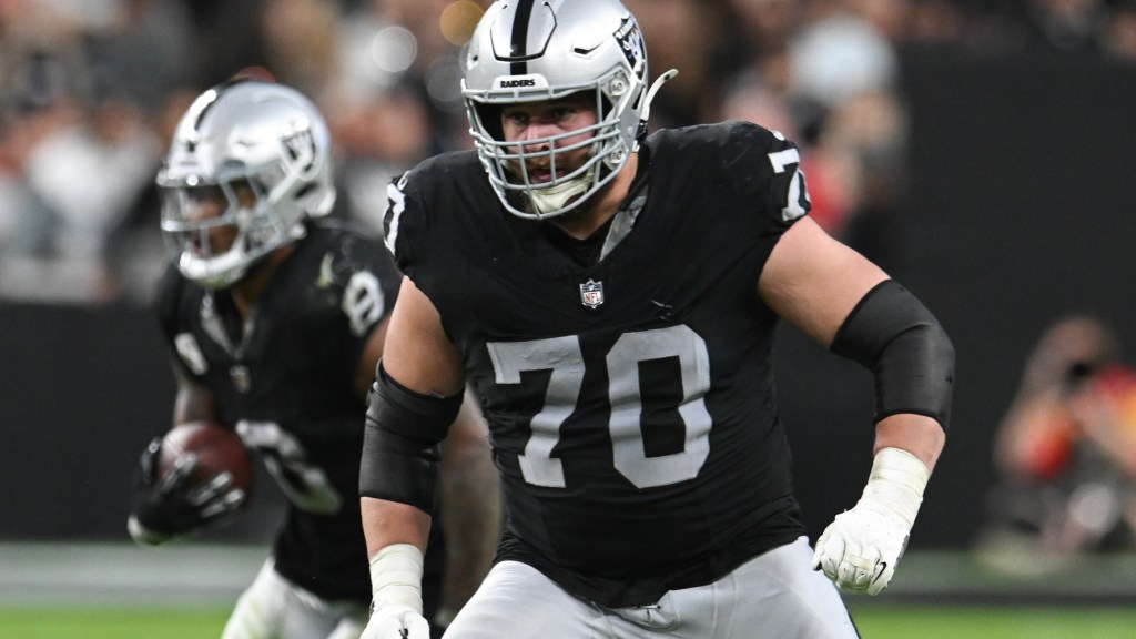 Giants sign veteran OL Greg Van Roten, release CB Aaron Robinson