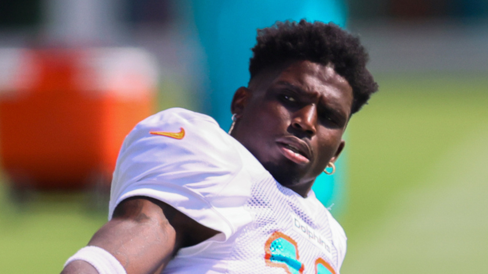 Hill responds to viral photo of Mahomes look-alike Raiola