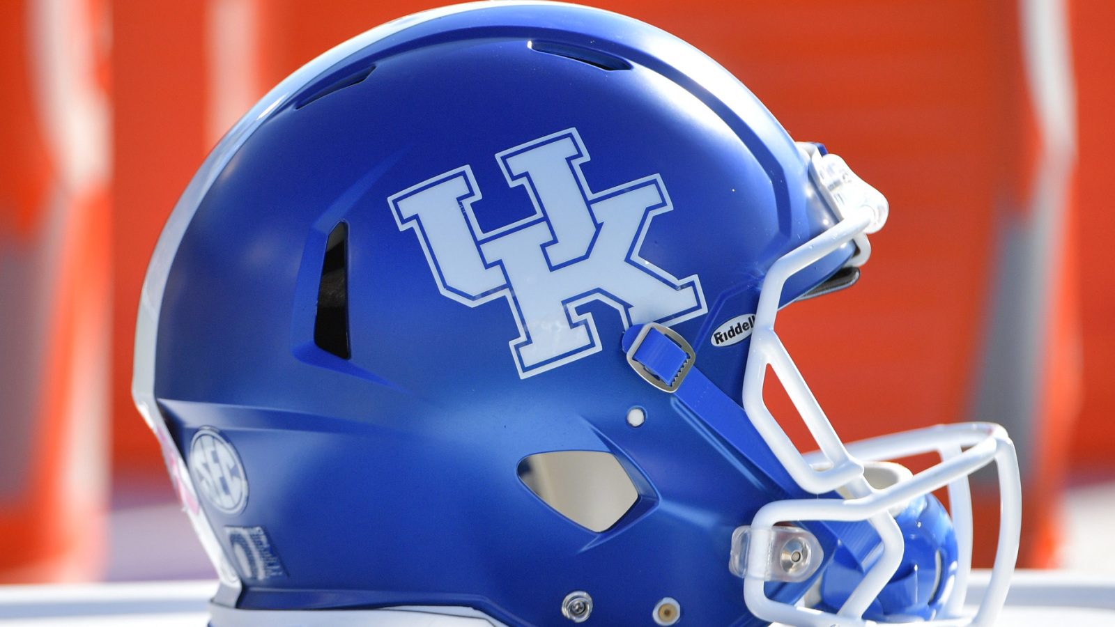 Kentucky keeps four-star defensive lineman home