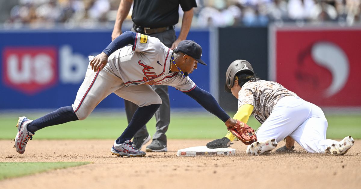 Ozzie Albies Injury: Atlanta second baseman leaves game with hand injury