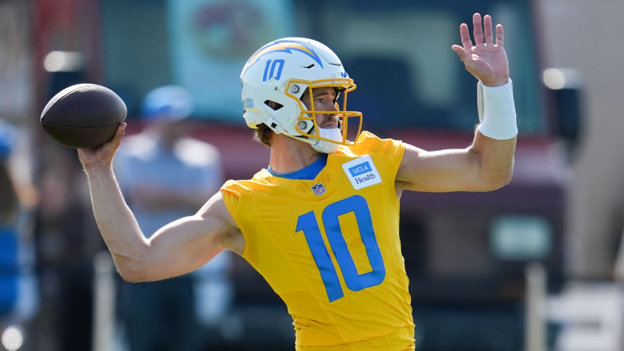 Chargers QB Justin Herbert diagnosed with plantar fascia injury to right foot, expected to be ready for 2024 season