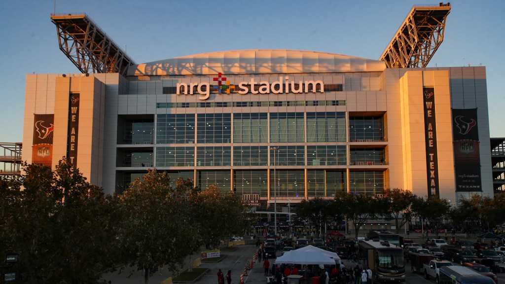 Excessive heat, damaged roof in store for Giants-Texans preseason game
