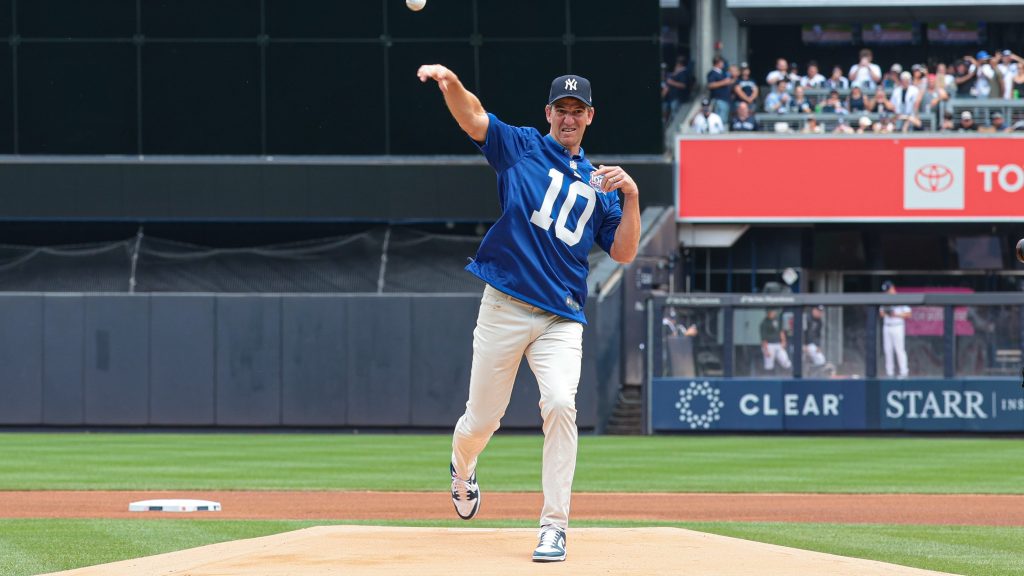 Giants legend Eli Manning throws first pitch at Yankees game