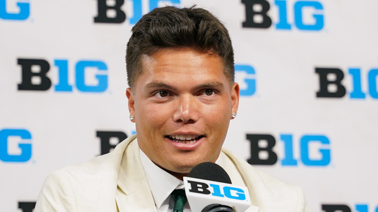 Oregon QB has great chance to break two NCAA passing records
