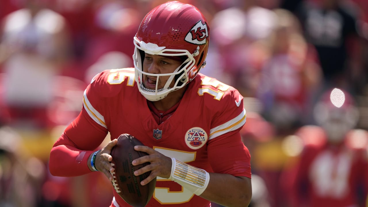 Patrick Mahomes completes behind-the-back pass to Travis Kelce in Chiefs' preseason game vs. Lions