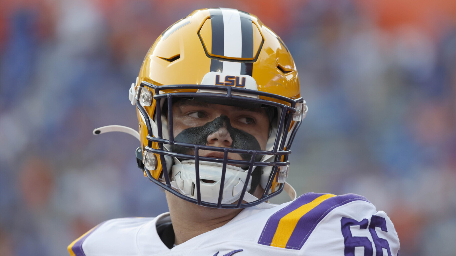 Watch: LSU OT uses NIL deal to give $10K gift to teammates