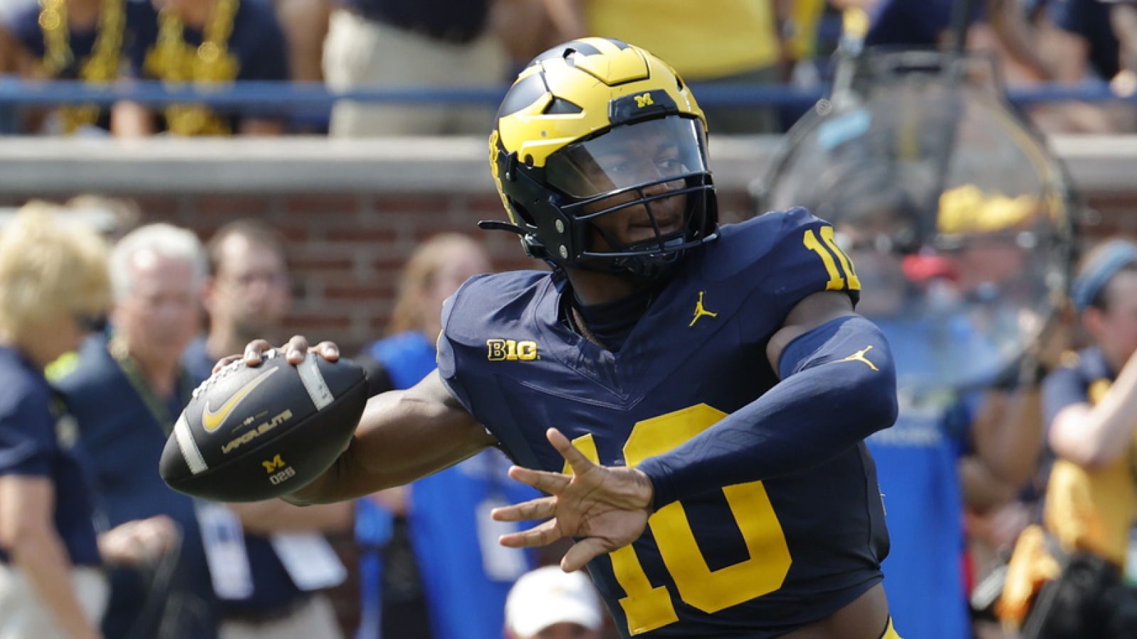 Michigan makes a big change at QB ahead of USC game