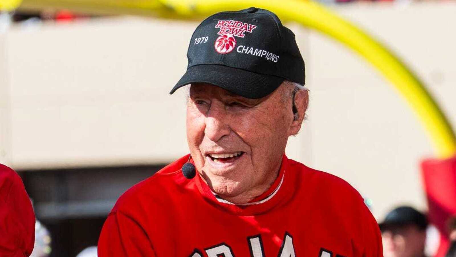 Bloomington mayor honors former Indiana HC Lee Corso