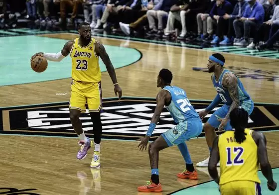 LeBron praises Davis, emphasizing his key offensive role