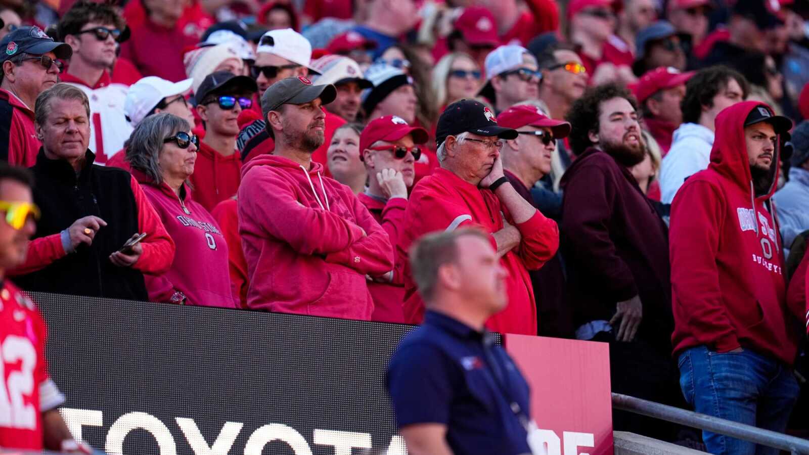 Ohio State fans throw objects on field after targeting call