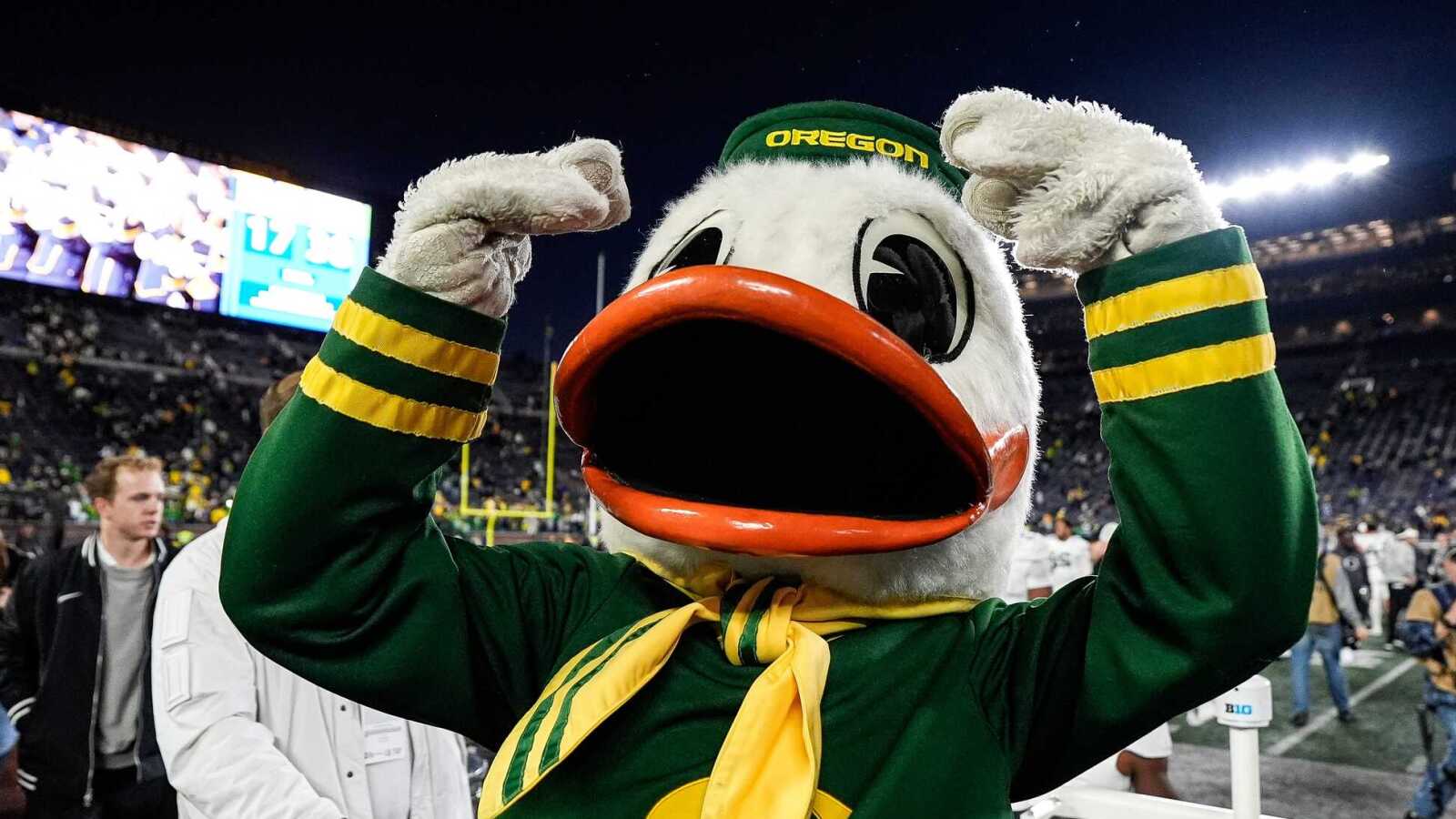 Oregon holds top spot in debut CFP rankings