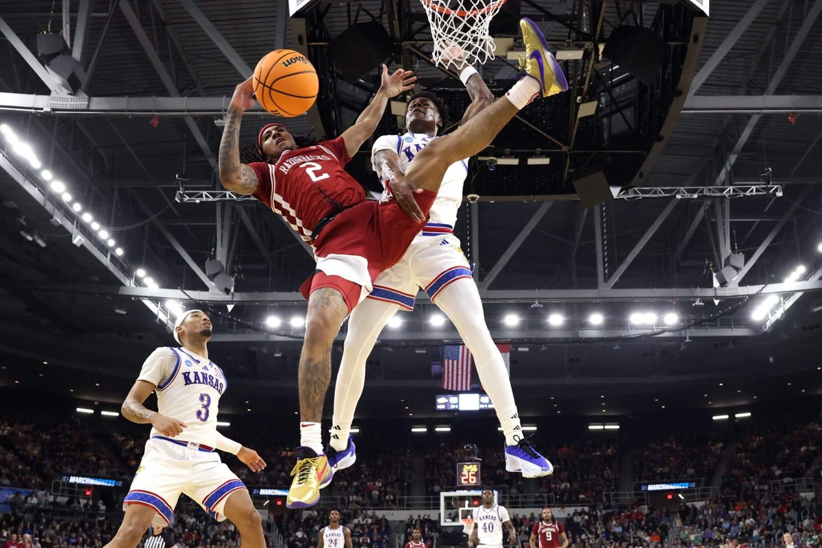 Arkansas outlasts Kansas in John Calipari-Bill Self showdown to advance to second round