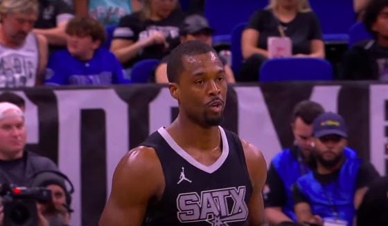 Spurs stun short-handed Nuggets