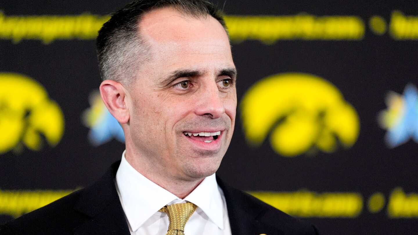 Iowa basketball coach Ben McCollum agrees to 6-year contract with starting pay of $3.35M