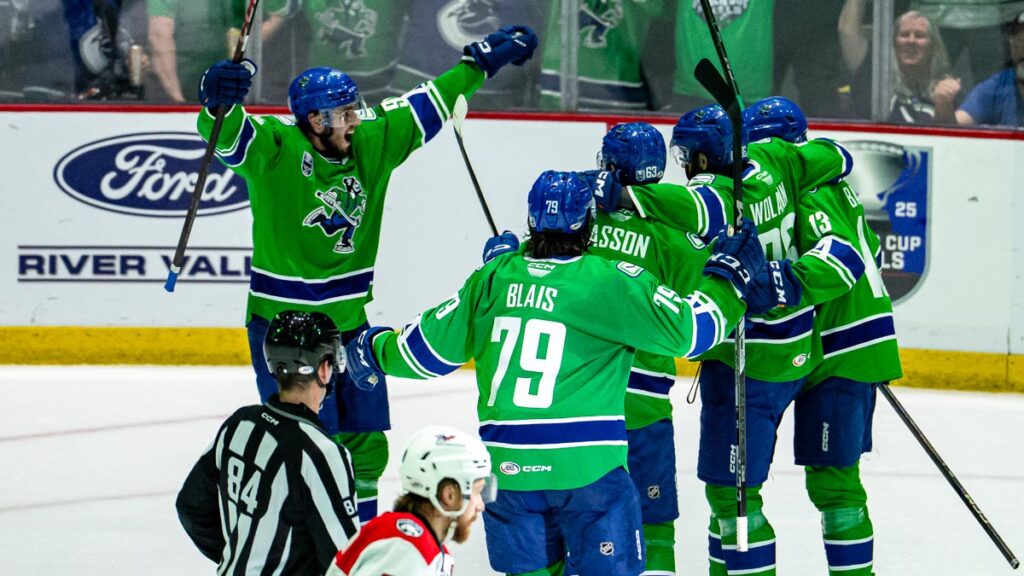 Canucks pull away late for Game 3 win
